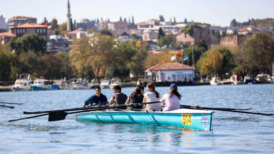İstanbul’da Kürek: Su Üstünde Güç, Denge ve Ekip Ruhu