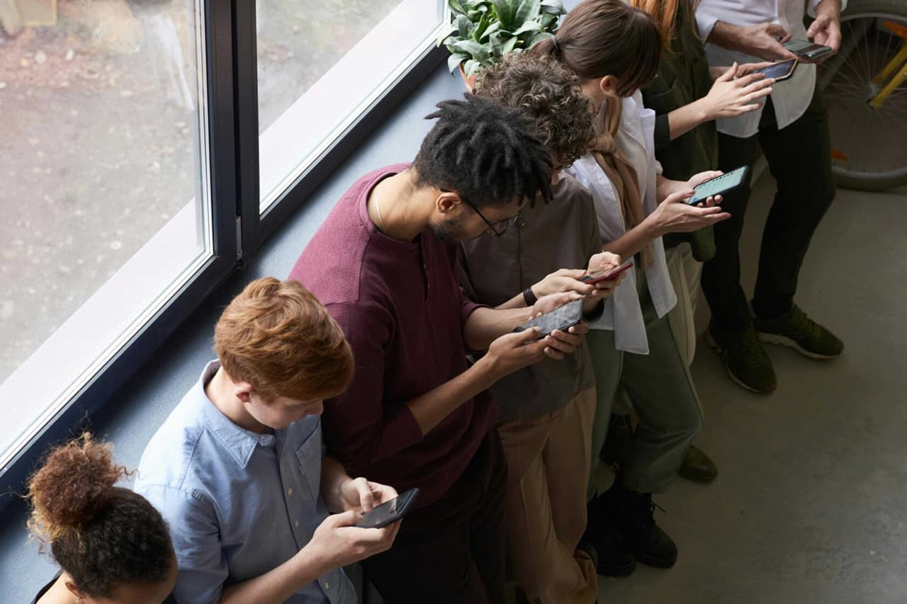 Scroll Çağının Bedeli: Teknoloji Boynu (Tech Neck)